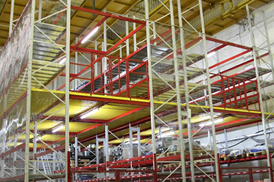 Многоуровневая стеллажная конструкция в складском помещении